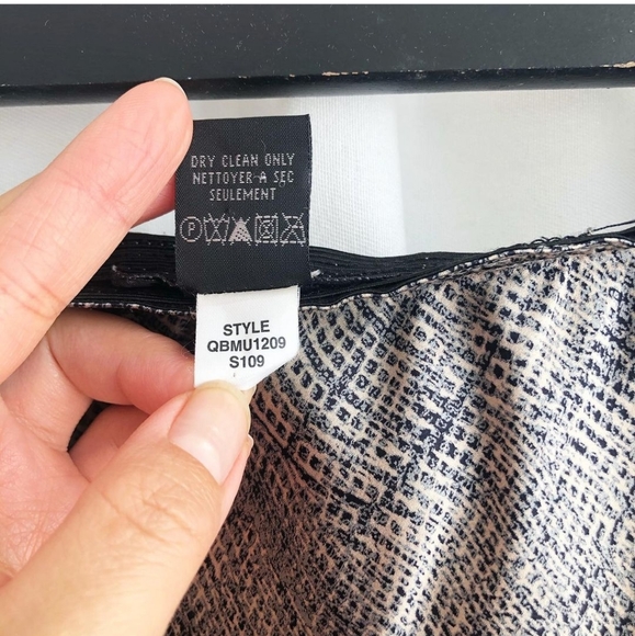 Kenneth Cole silk skirt with elasticized waist
.
. - Picture 4 of 4